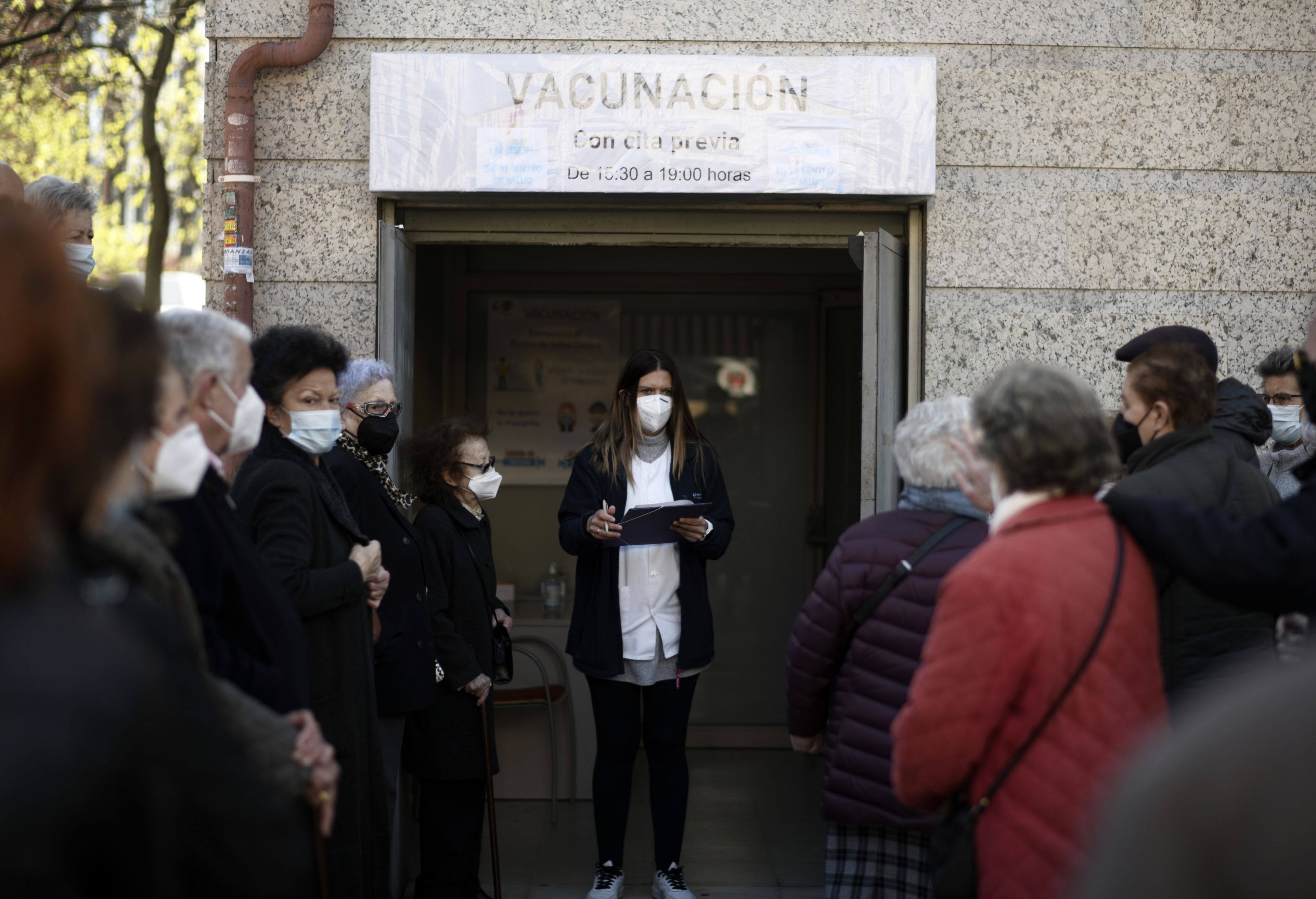 Teléfono para mayores de 75 años para pedir cita previa para vacunarse en Madrid