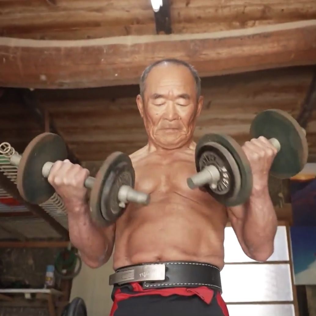 El japonés de 72 años que tiene el récord mundial en press banca: levanta 122 kilos (captura de vídeo de 'Ruptly')