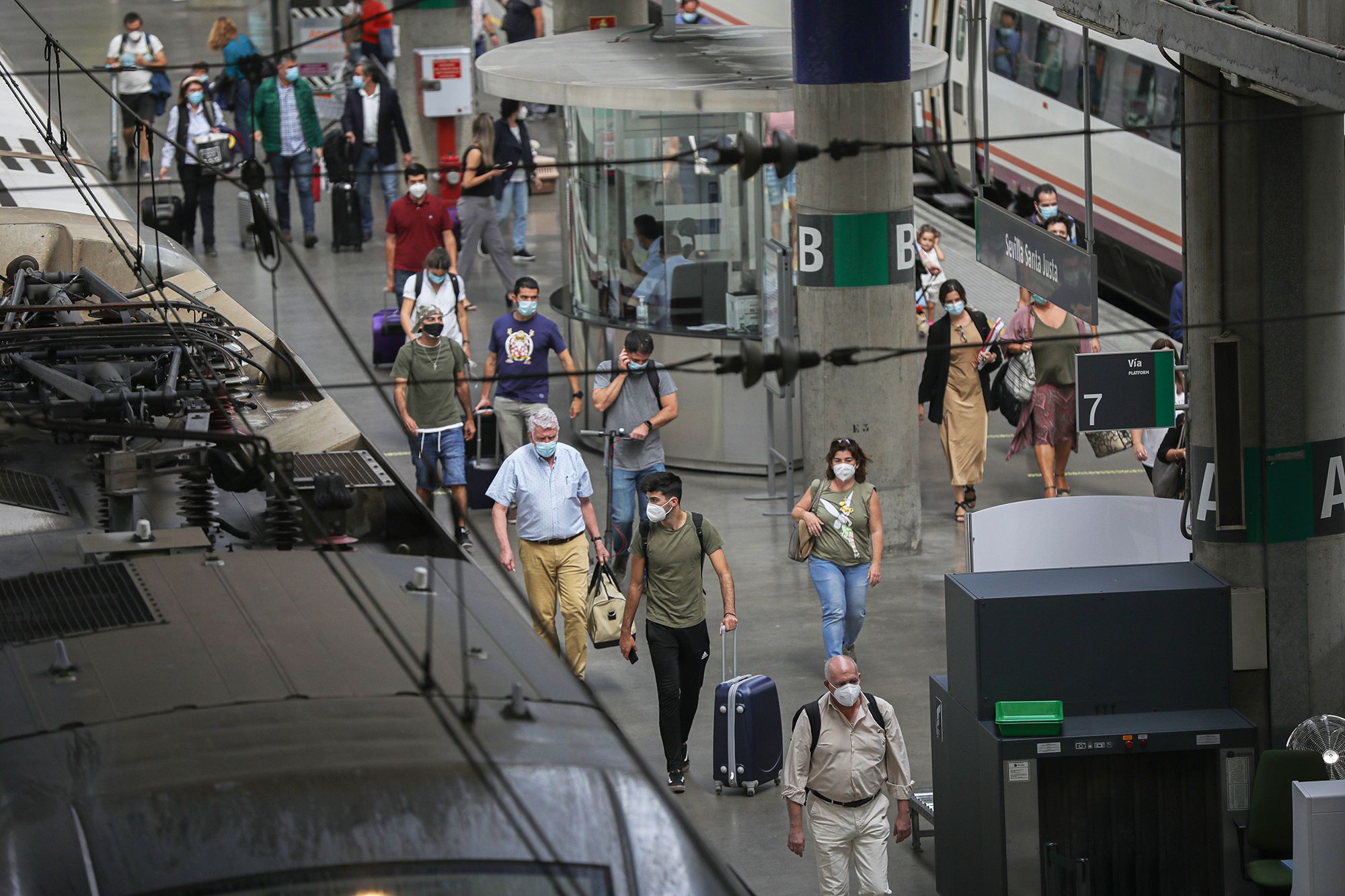 El certificado para permitir a los vacunados viajar en Andalucía se abre paso con dudas