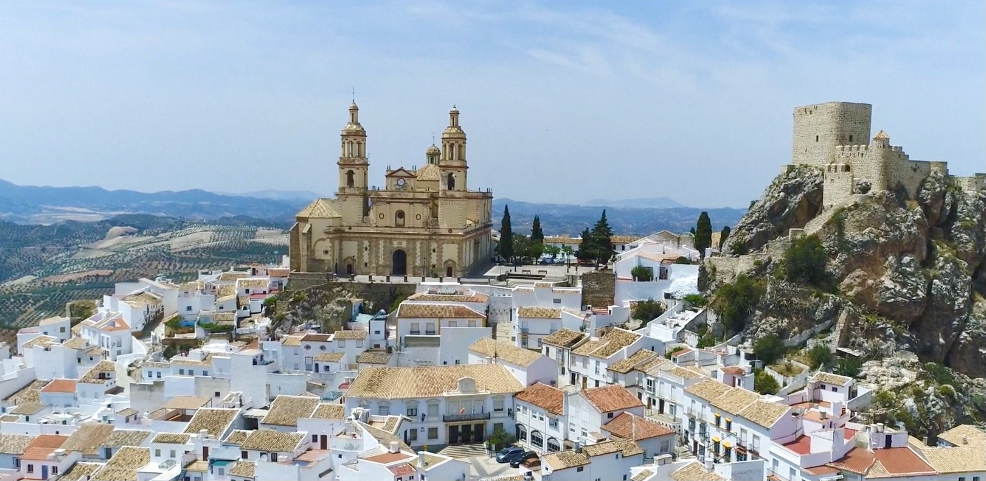 La iglesia y el castillo de Olvera (Cádiz)