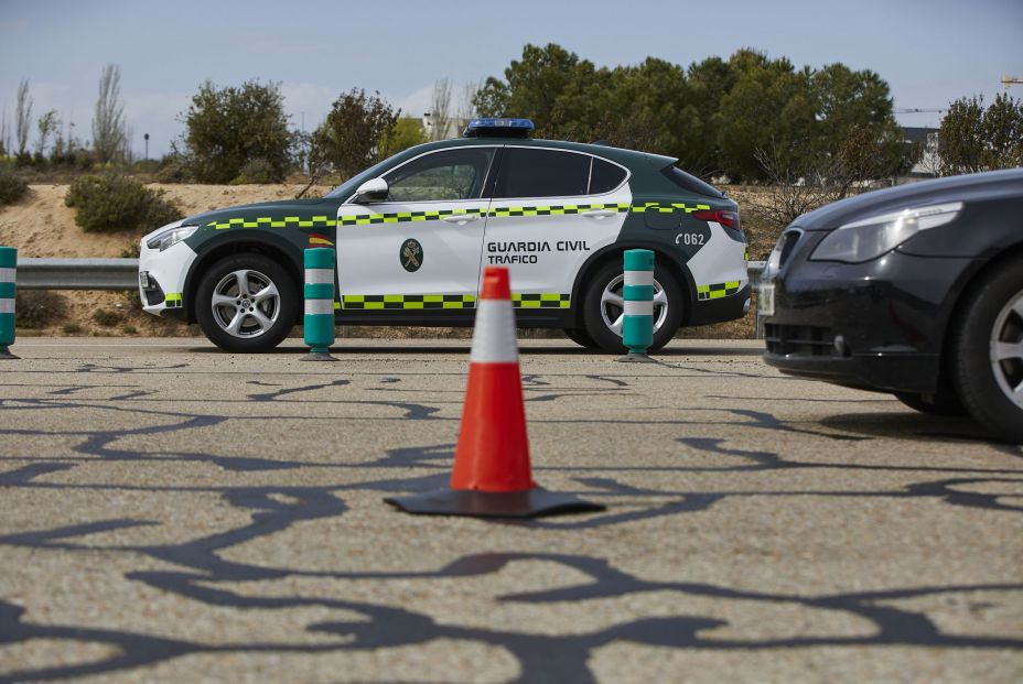 EuropaPress 3622976 coche guardia civil trafico control carretera r5 km 20 madrid espana 26