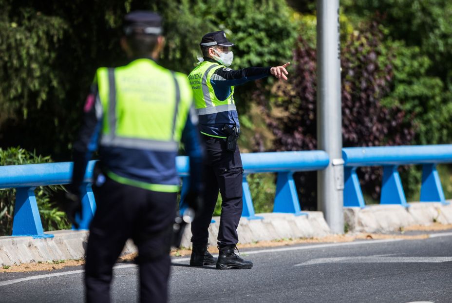 EuropaPress 3025270 dos agentes policia municipal madrid control policial salidas autopista m30