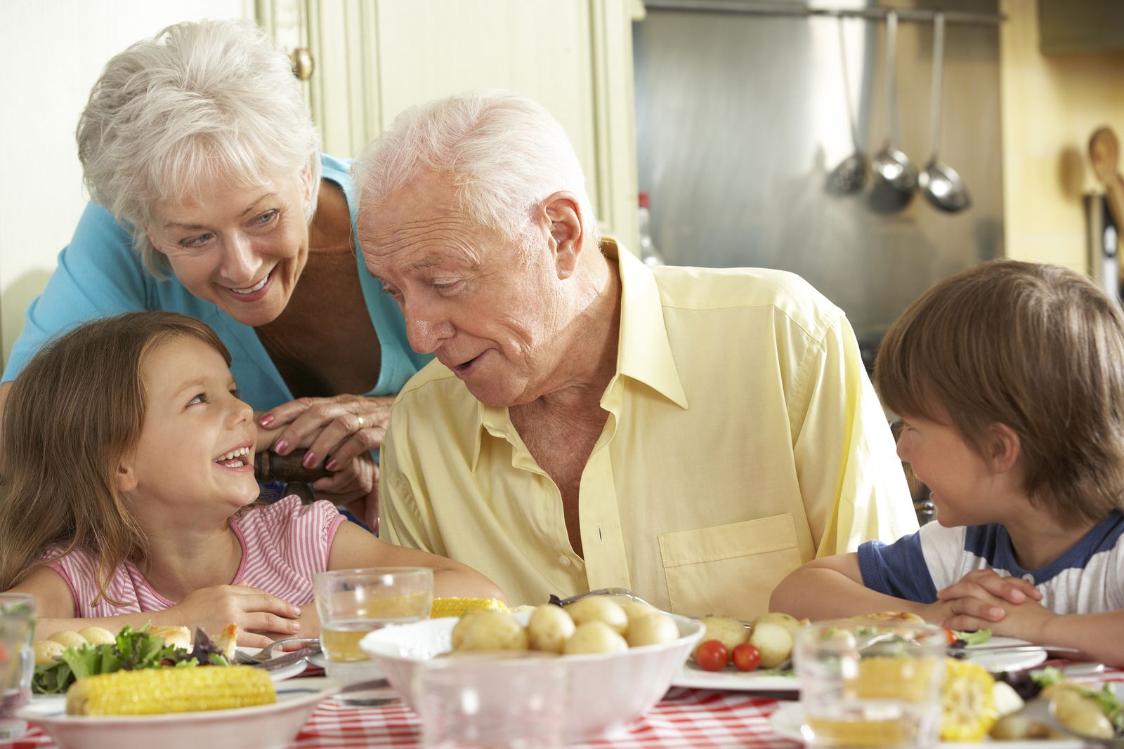 El importante papel de los abuelos en la nutrición de los niños (bigstock)