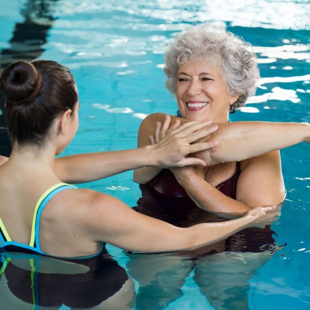Prepara tu cuerpo para entrar a nadar con estos ejercicios (big stock)