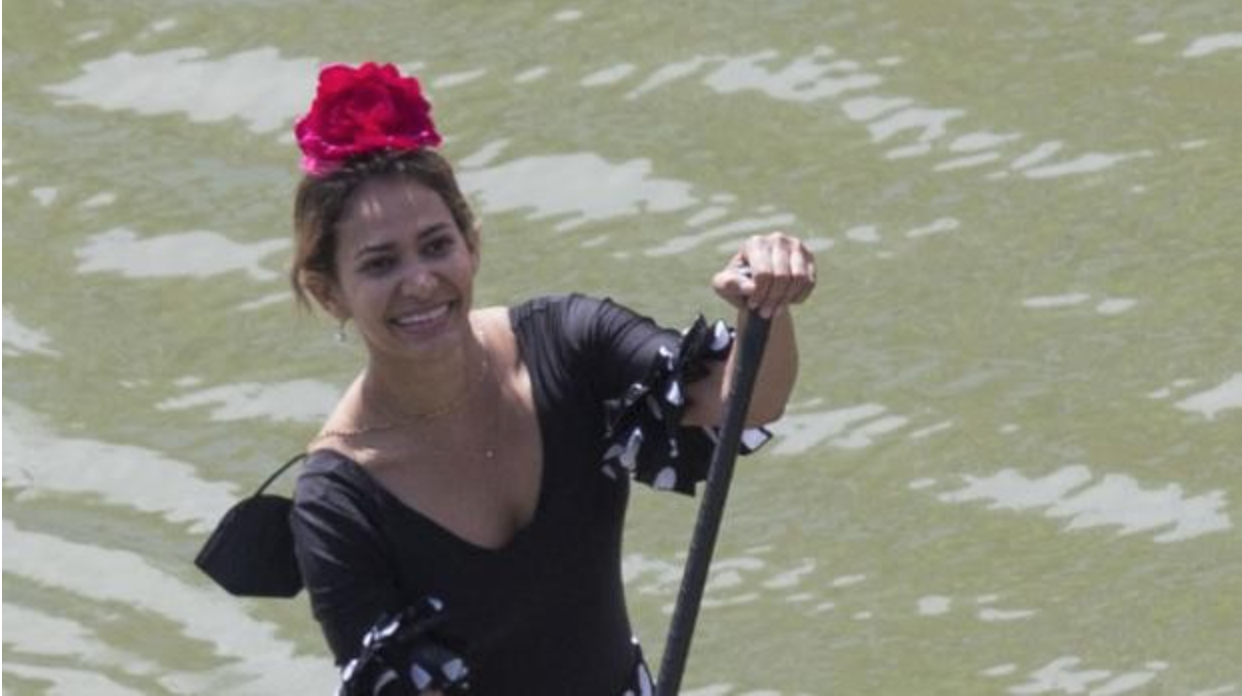 La flamenca que practicaba paddle surf en plena 'Feria' de Sevilla