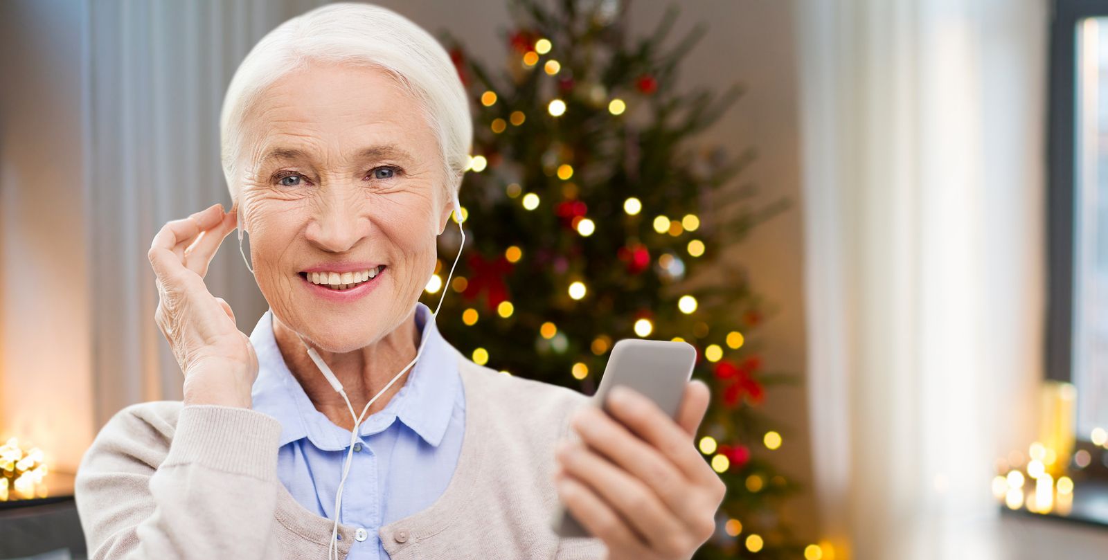 Las mejores aplicaciones para escuchar la radio en el móvil. Mujer escuchando la radio (BigStock)