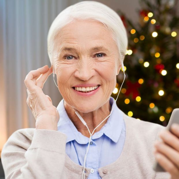 Las mejores aplicaciones para escuchar la radio en el móvil. Mujer escuchando la radio (BigStock)