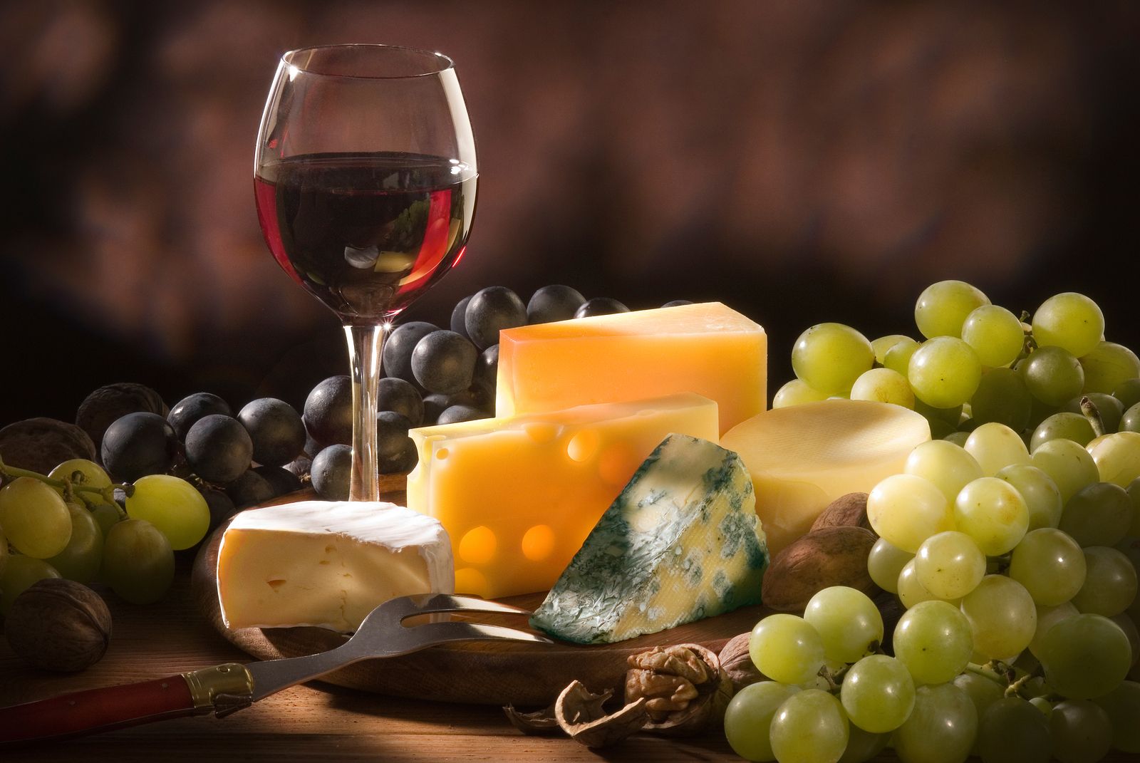 ¿Sabes cómo acertar con el maridaje de vinos y quesos? (big stock)