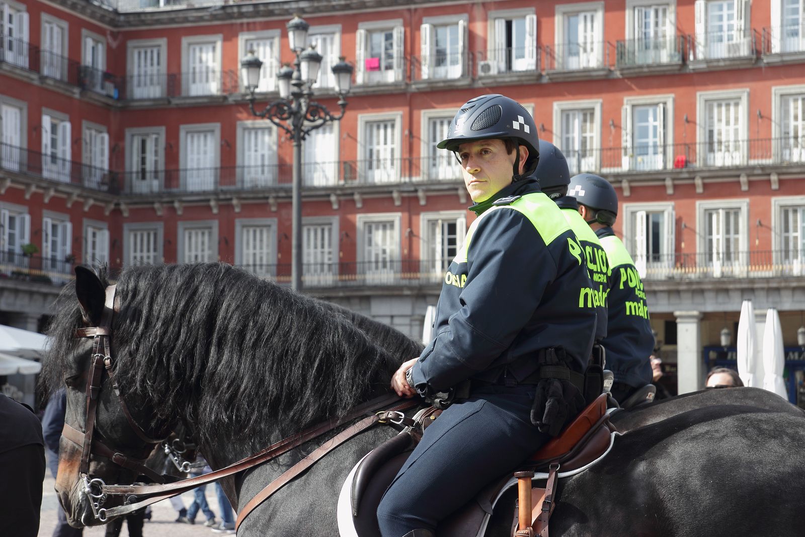 Está España entre los países más seguros del mundo: policía en la Plaza Mayor de Madrid (BigStock)