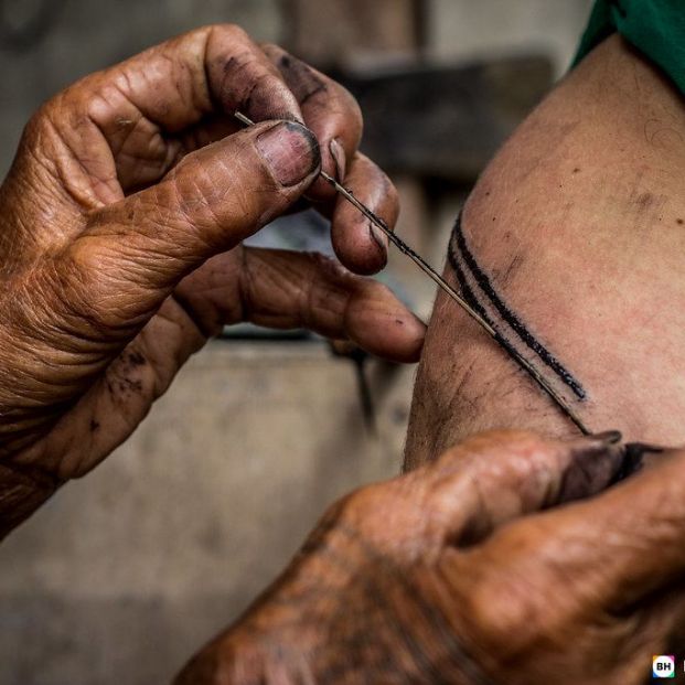 Whang Od tatuando (Buscandohostorias.com) Whang Od tatuando (Buscandohostorias.com)