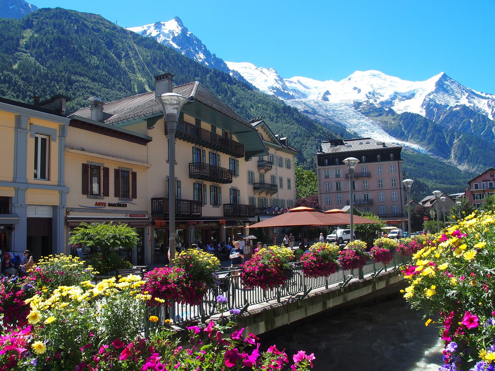 Chamonix, el pueblo de montaña a los pies del Mont Blanc (Bigstock)