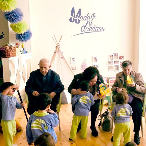 Residentes de Amavir El Encinar del Rey juegan con niños en la guardería Hadas y Duendes.