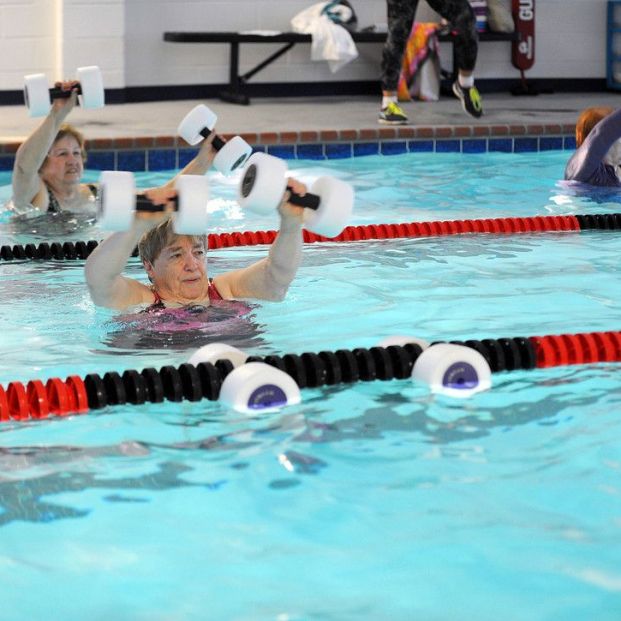 Mujeres haciendo ejercicios de pesas en el agua (Tommie Horton:U.S. Air Force)
