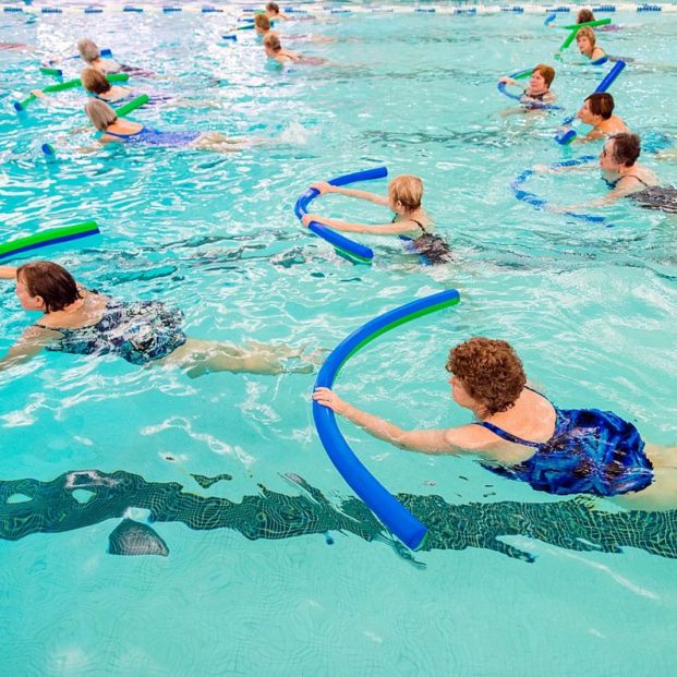 Mujeres practicando aquafitness (Creative commons)