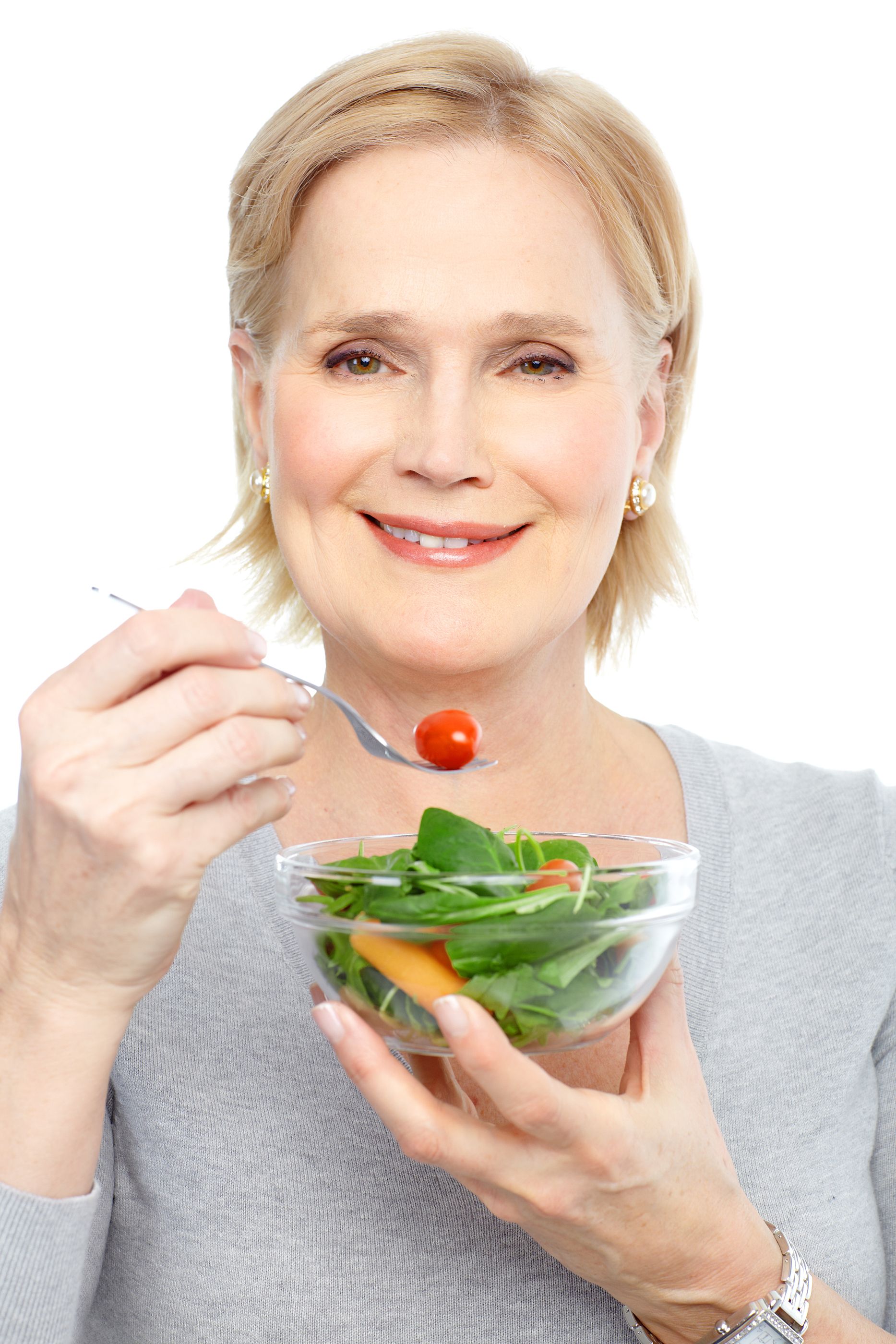 Mujer comiendo vegetales (bigstock)