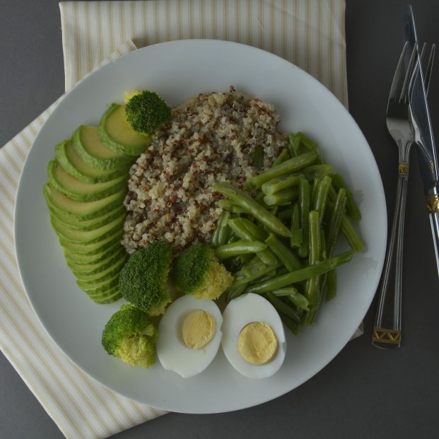 Plato rico en vegetales (bigstock)