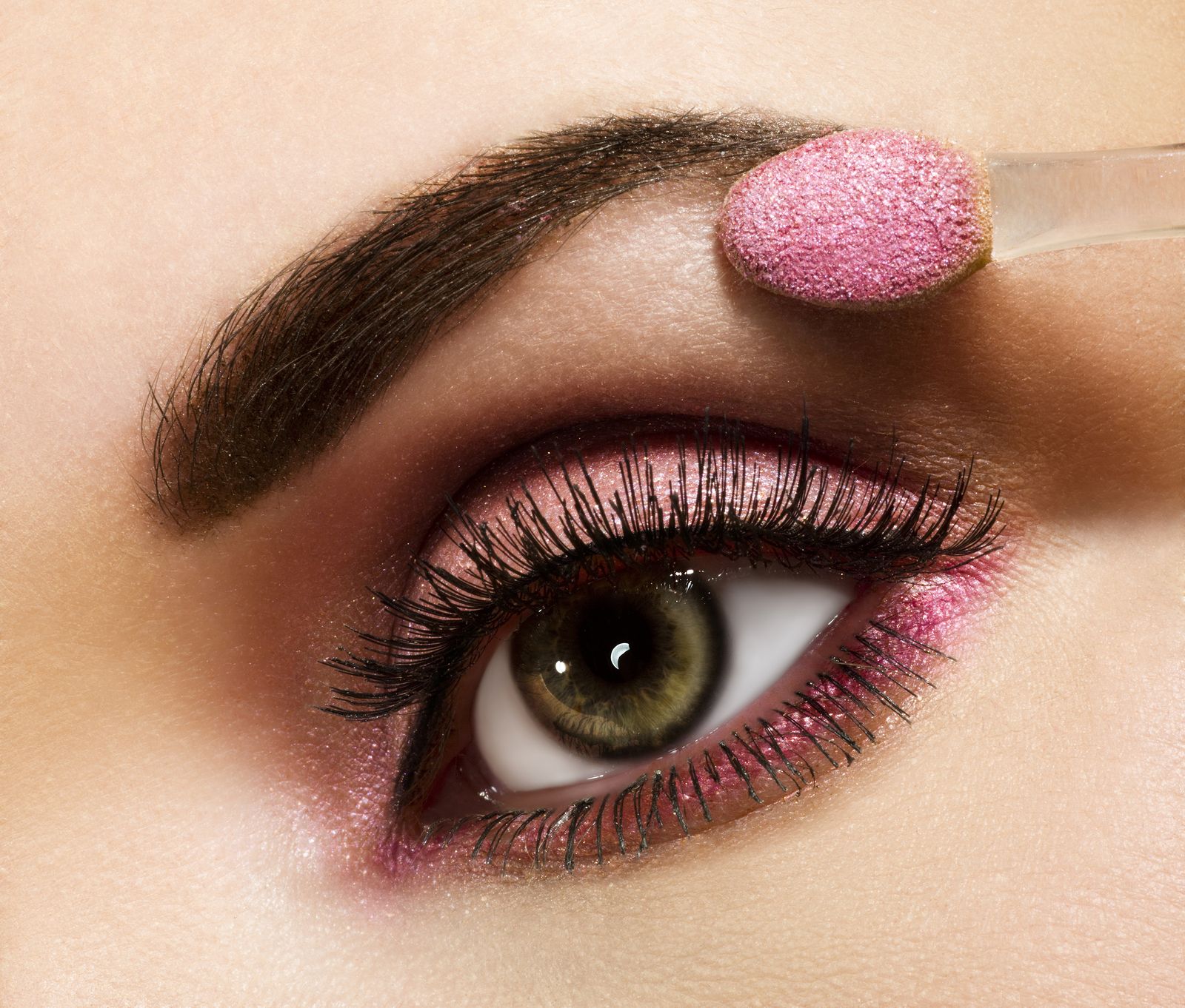 Cómo afecta el maquillaje a los ojos y medidas para evitarlo (Bigstock)