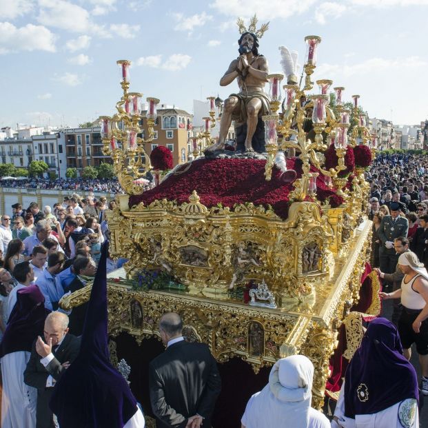 La Estrella a su paso por el Puente de Triana en Sevilla (BigStock)