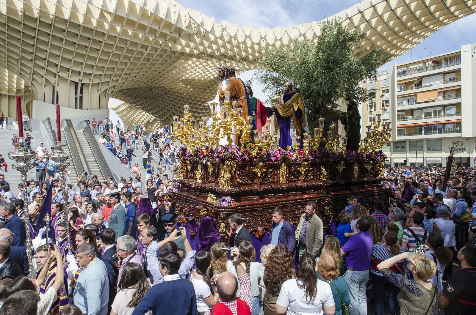 El beso de Judas en la Semana Santa de Sevilla en 2014 (BigStock)