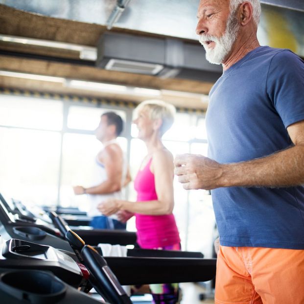 Vigilar el ritmo cardiaco al hacer deporte: Correr en una cinta