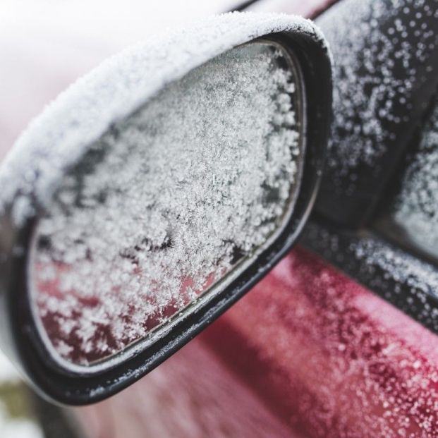 Hielo en los espejos del coche (Pxhere)