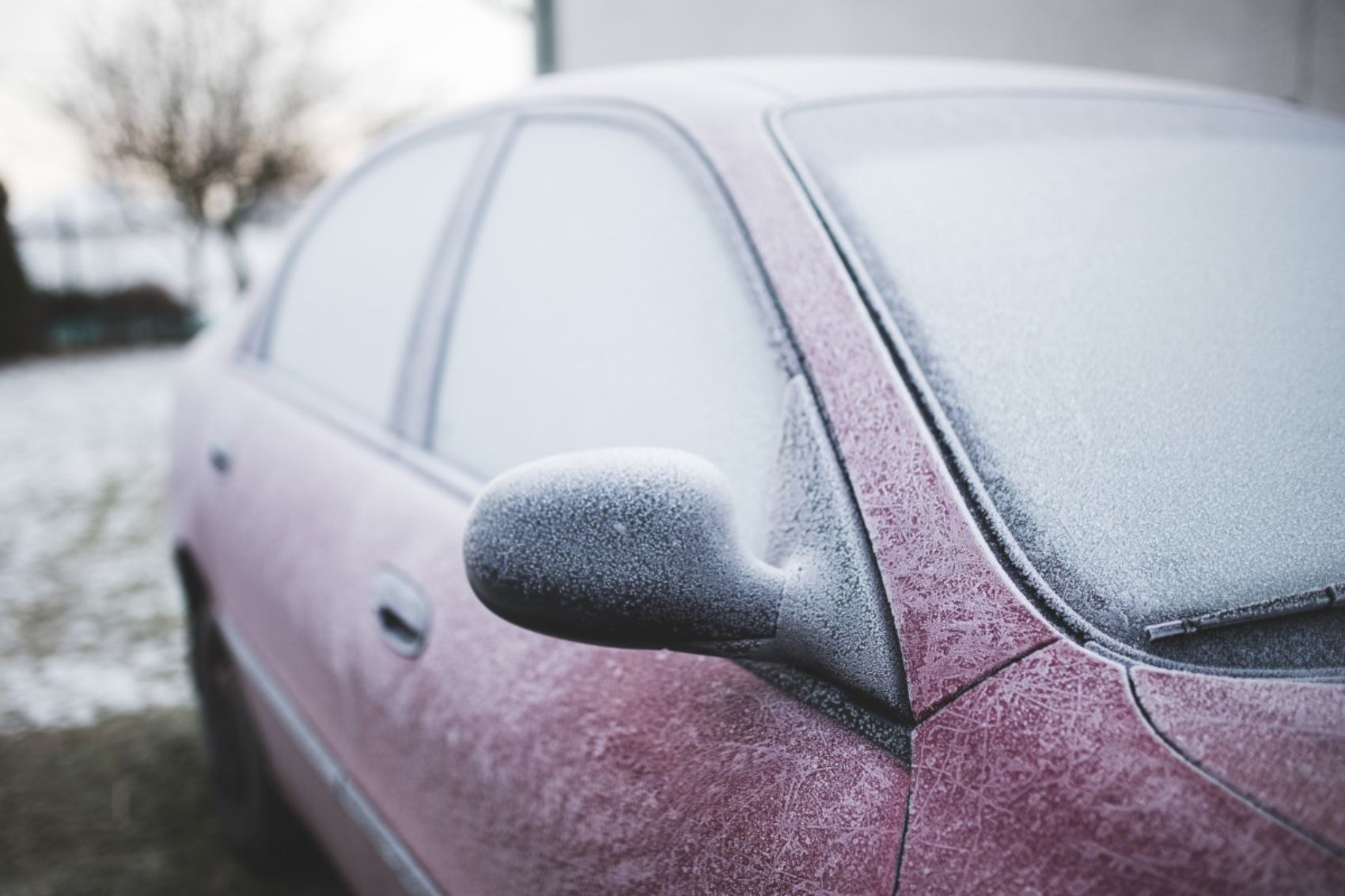 Coche con hielo en su luna (Pxhere)