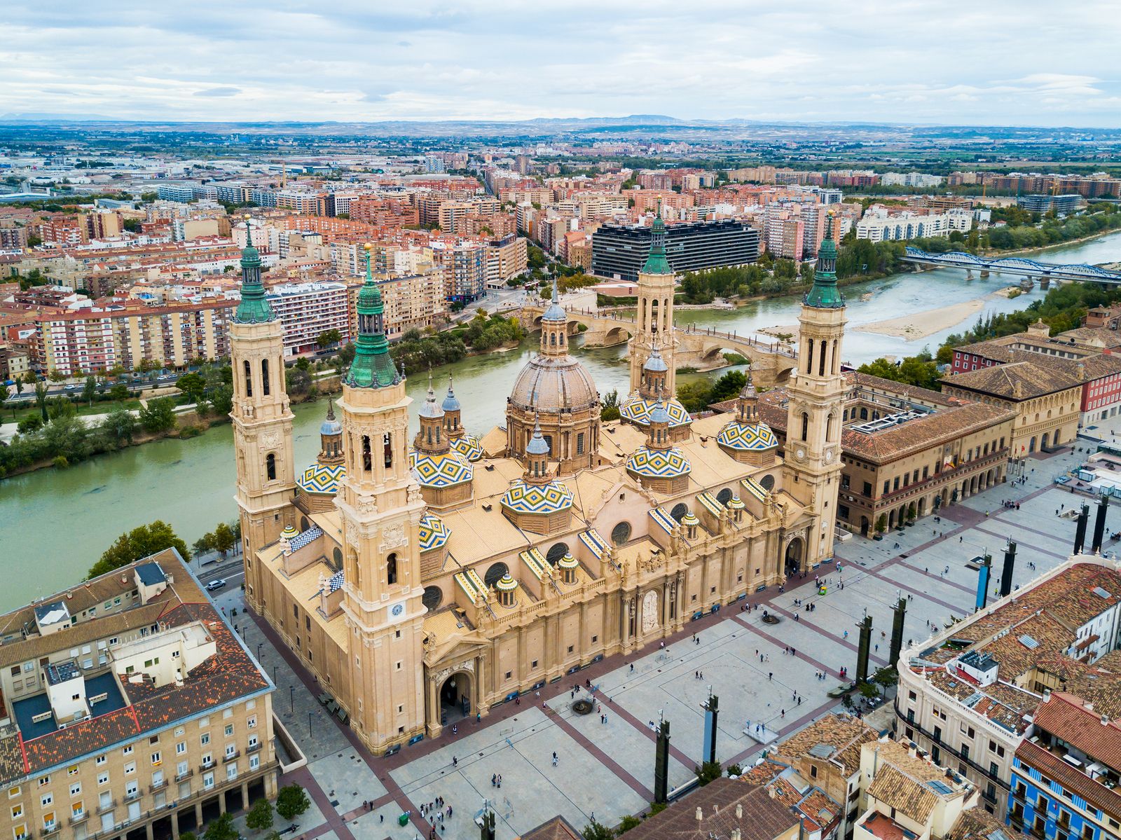 Basílica del Pilar y río Ebro en Zaragoza (BigStock)