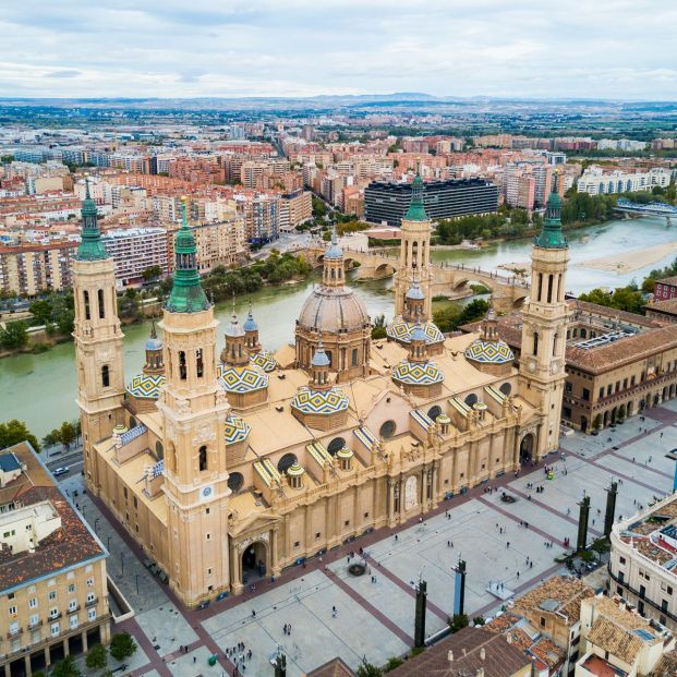 Basílica del Pilar y río Ebro en Zaragoza (BigStock)