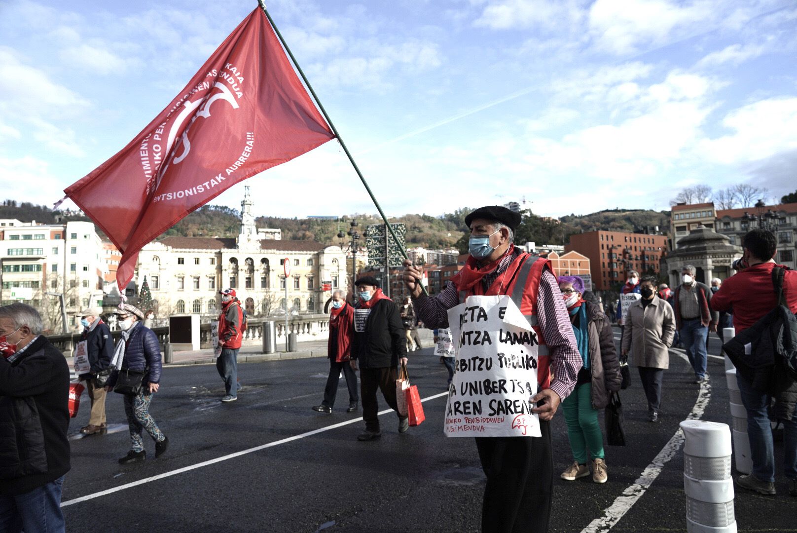 Quejas de pensionistas de Bizkaia porque hacer la Declaración de la Renta es "misión imposible"