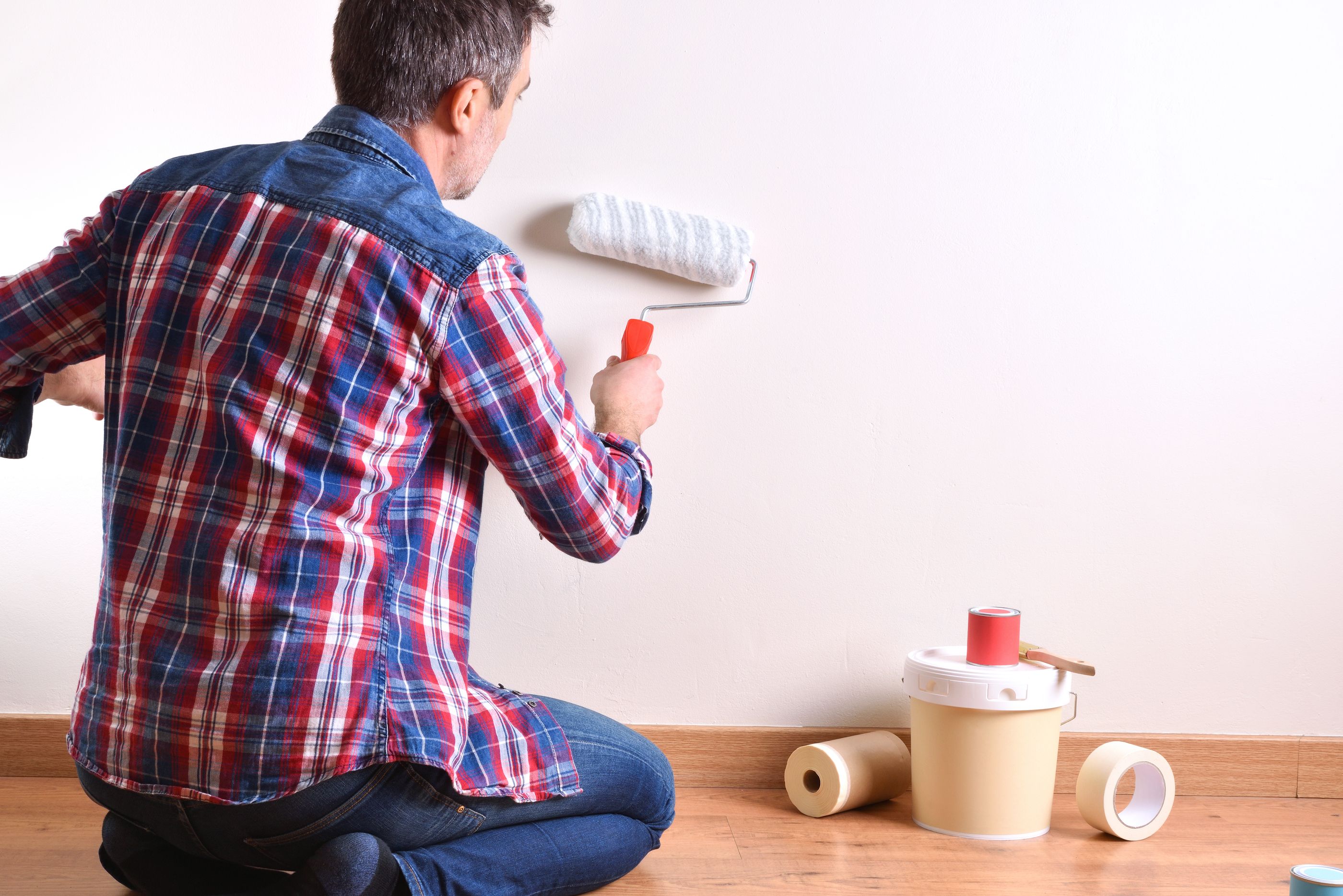 Elegir los colores: Hombre pintando habitación (bigstock)