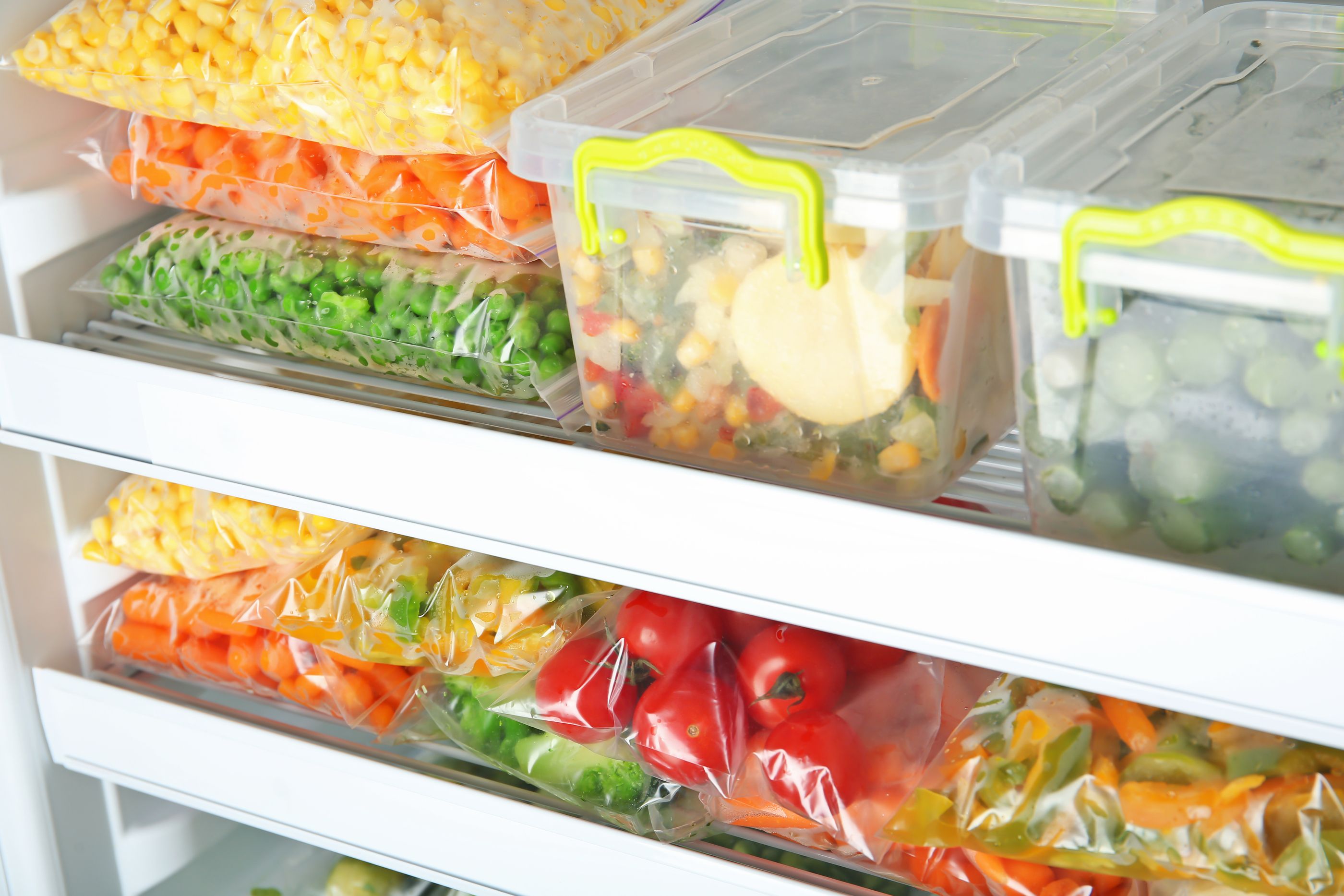 Alimentos guardados en el frigorífico (bigstock)