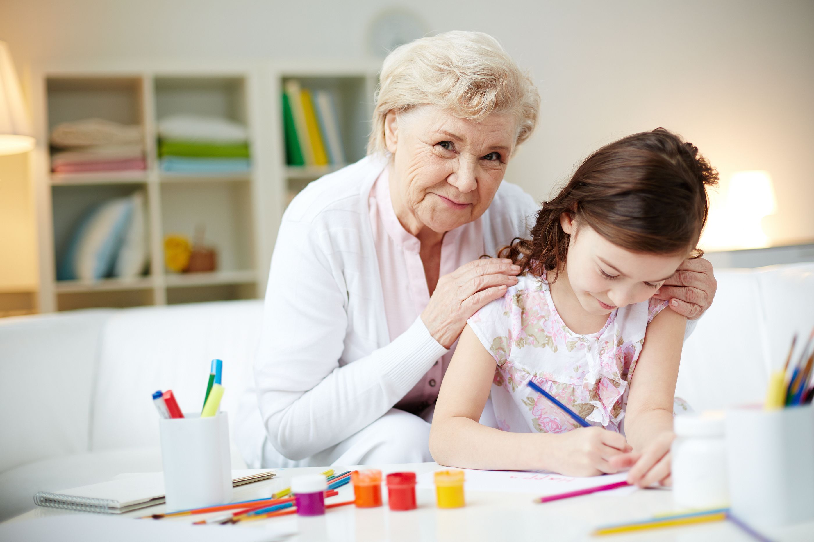 Abuela y nieta coloreando mandalas (bigstock)