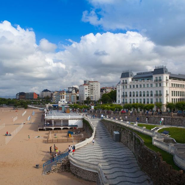 Playas urbanas El Sardinero Santander (Bigstock)