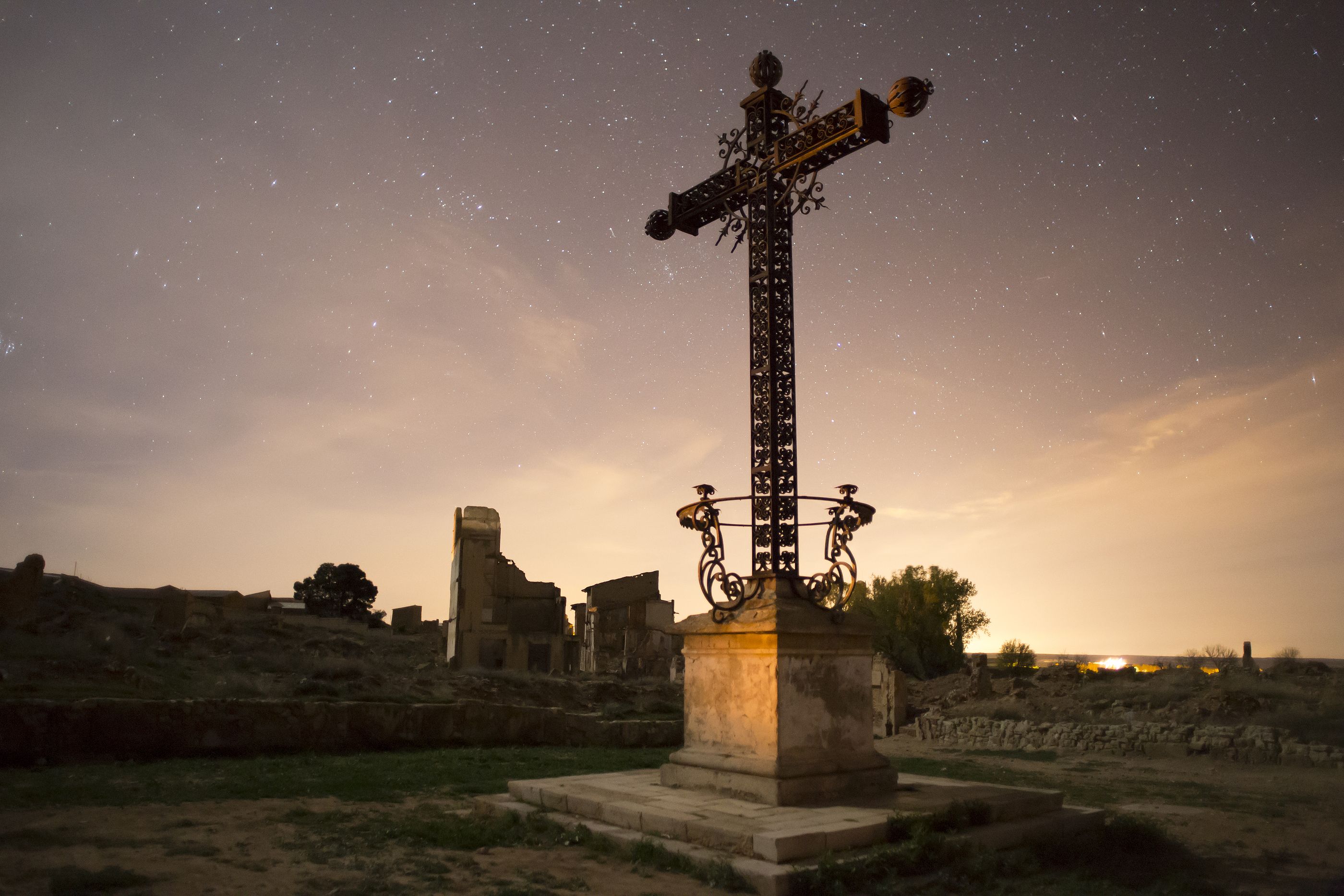 5 pueblos de España cargados de misterio  (Foto: Cruz de los caídos en la Guerra Civil en Belchite)