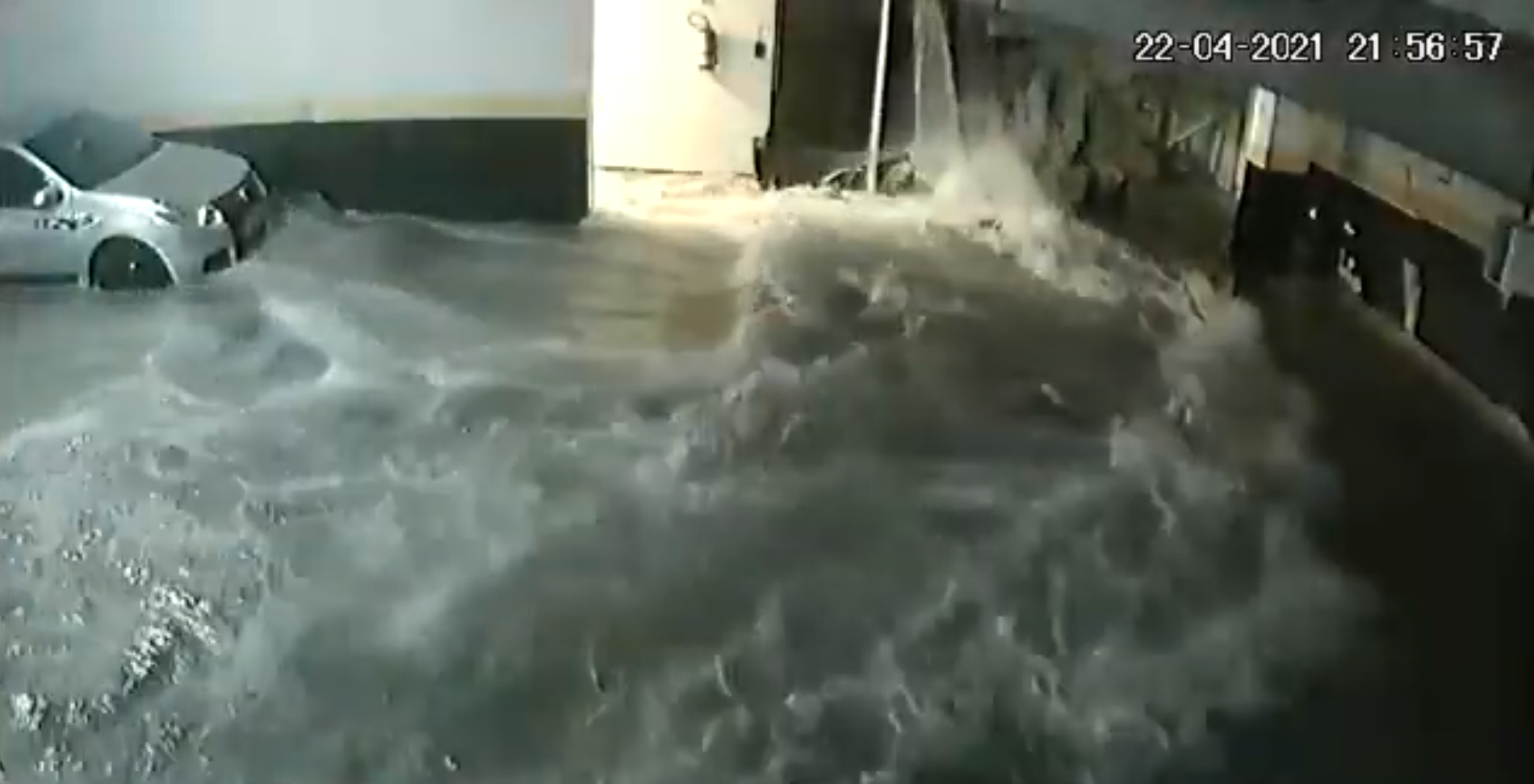 VÍDEO: El espectacular momento en el que una piscina colapsa y cae a un parking subterráneo