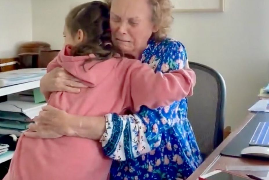 El reencuentro viral de una abuela y su nieta tras 14 meses sin verse: "Mi corazón explotó"