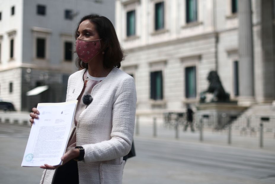 Reyes Maroto frente al Congreso de los Diputados mostrando la denuncia