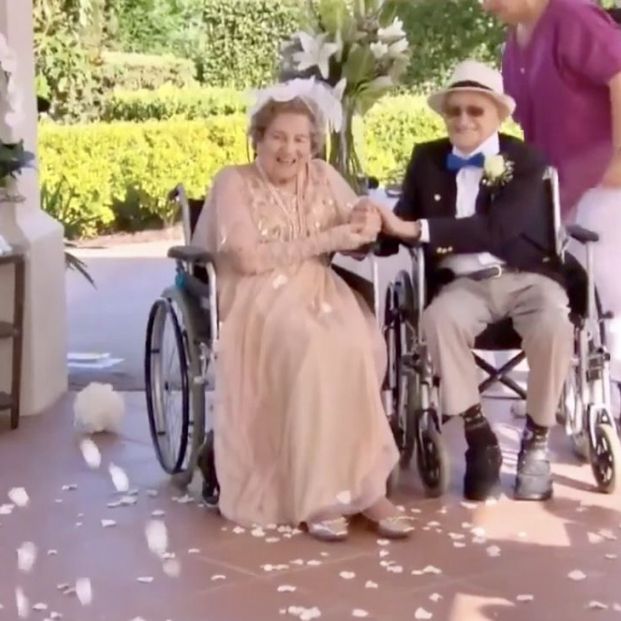 Marie y Ron se conocieron en 2019 y ahora son marido y mujer  (Captura del vídeo de '9 News')