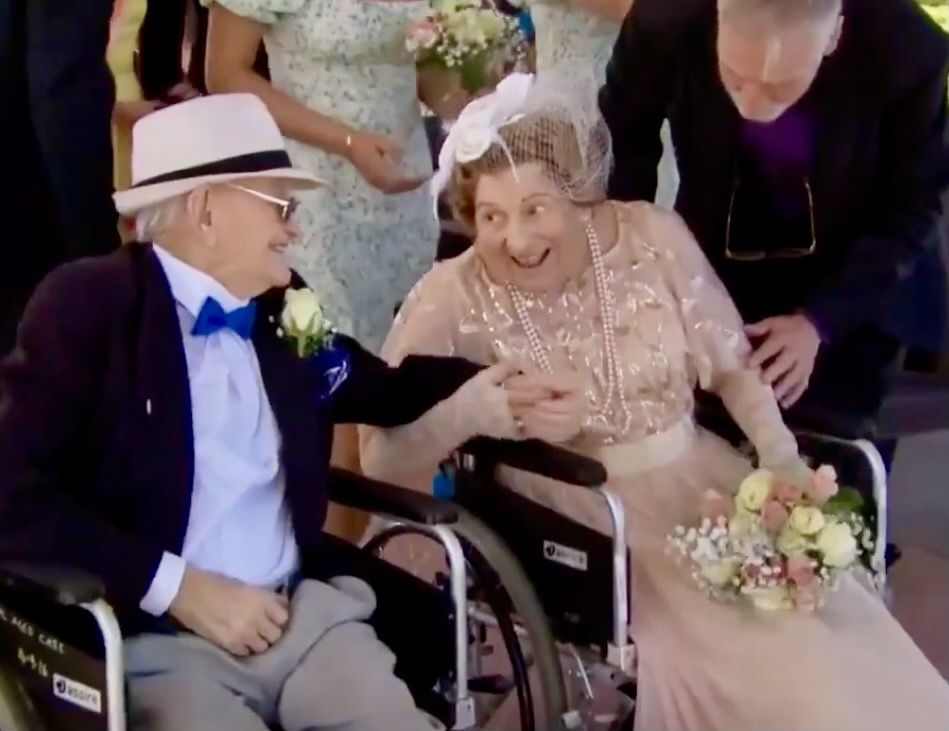 La pareja no paró de sonreír durante la boda (Captura del vídeo de '9 News')