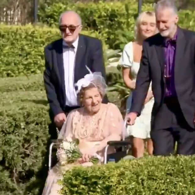 Denis y Glenn Hill, los hijos de Marie, acompañaron a su madre al altar (Captura del vídeo de '9 News')