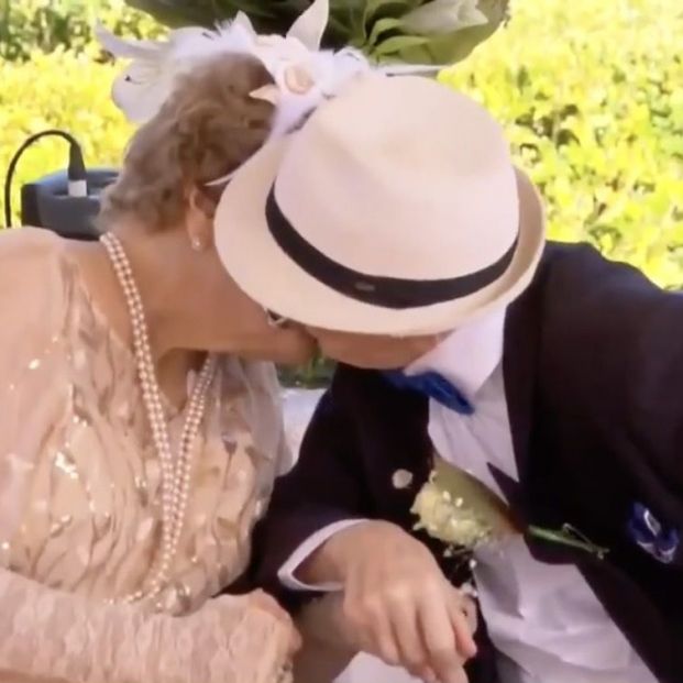 El beso entre Marie y Ron en su boda (Captura del vídeo de '9 News')