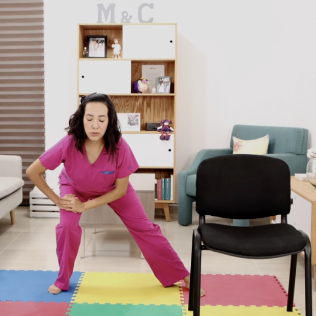 flexiona una pierna y apóyate en la rodilla contraria mientras exhalas. (Captura del vídeo de Fisioterapia Querétaro)