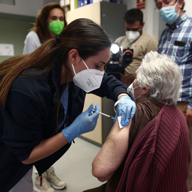 EuropaPress 3634250 sanitaria inyecta primera dosis vacuna pfizer contra coronavirus anciana