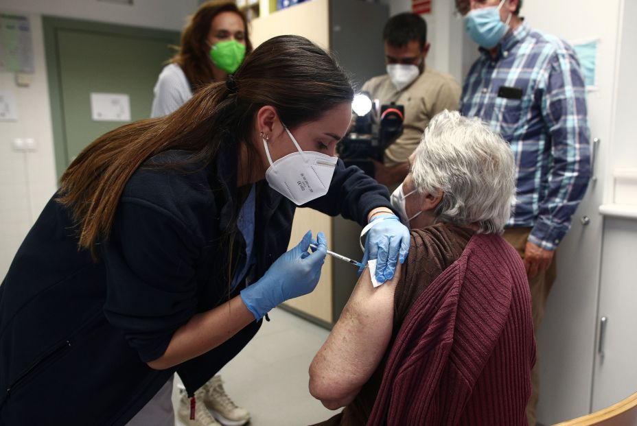 EuropaPress 3634250 sanitaria inyecta primera dosis vacuna pfizer contra coronavirus anciana