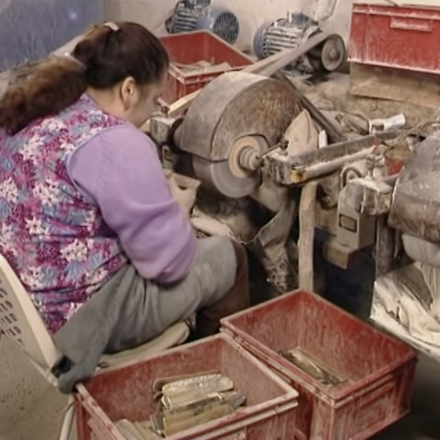 "Los peines artesanales de cuerno" (Captura del vídeo de YouTube de Eugenio Monesma)