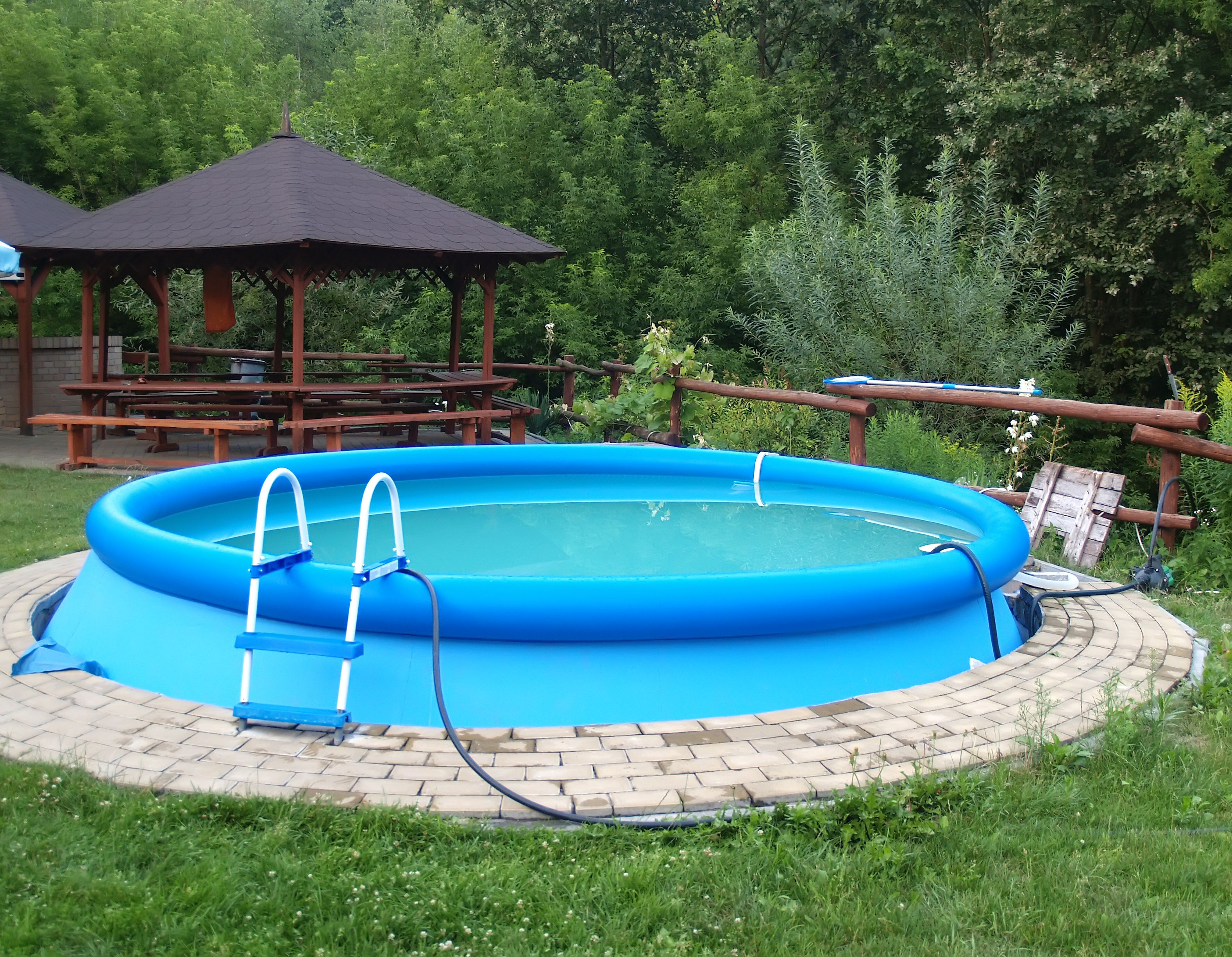 Estos son los peligros de montar una piscina hinchable en terrazas o azoteas