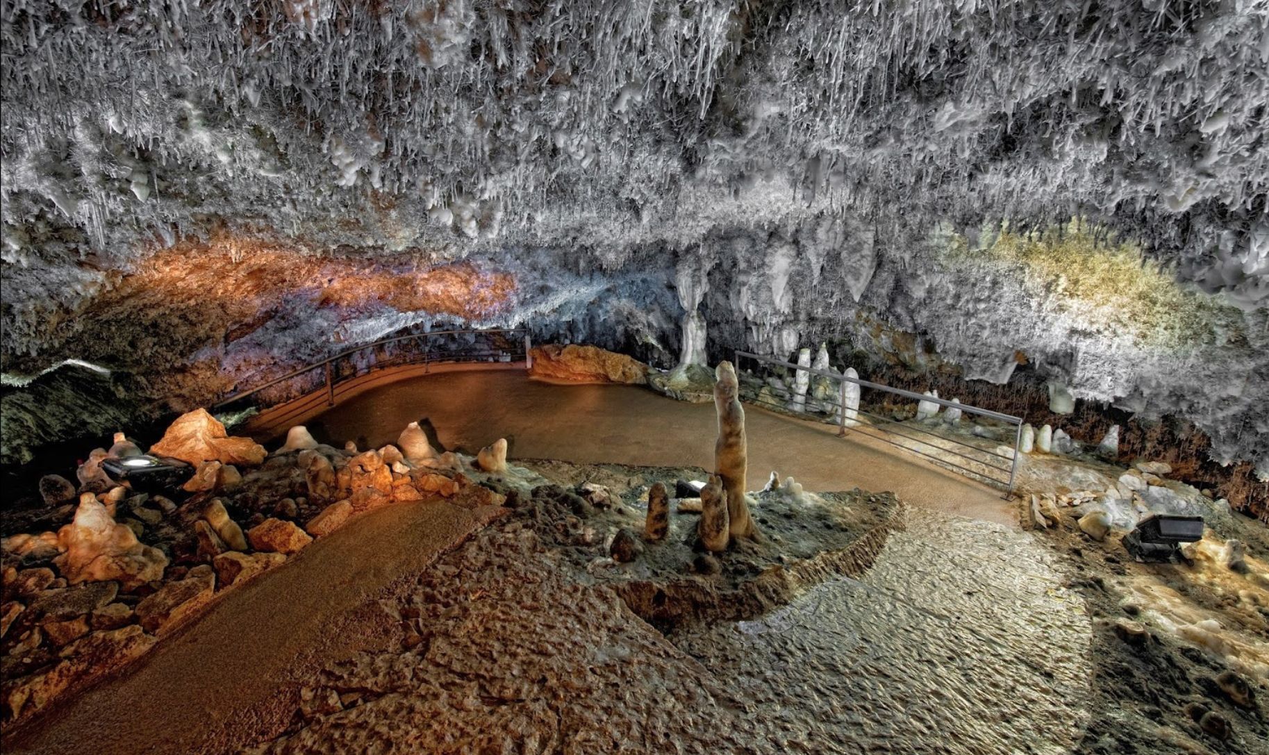 Cueva de El Soplao, un milagro geológico en medio de una mina de zinc y plomo (elsoplao.es)