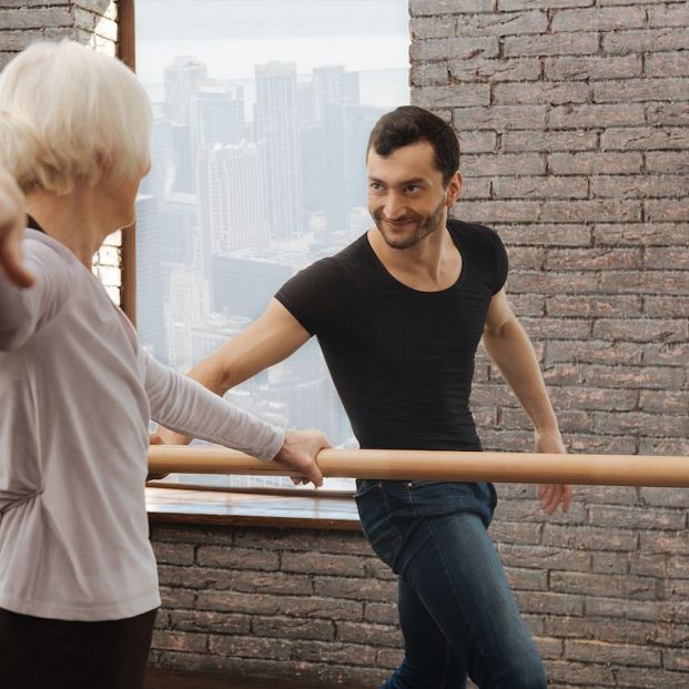 bigstock  Ballet Barre, el entrenamiento de moda a partir de los 50