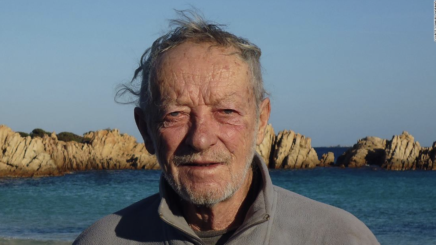 Un Robinson Crusoe italiano de 81 años abandona su isla tras 32 viviendo solo en ella. Foto-Mauro Morandi