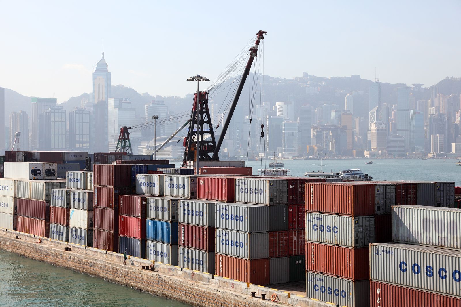 Terminal de contenedores en Hong Kong, puerto clave para la nueva Ruta de la Seda (BigStock)